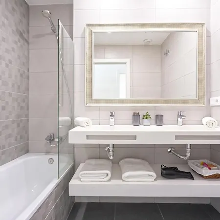 -malagasunapts-centre Pool&parking Bus-train Station