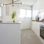 -malagasunapts-centre Pool&parking Bus-train Station *