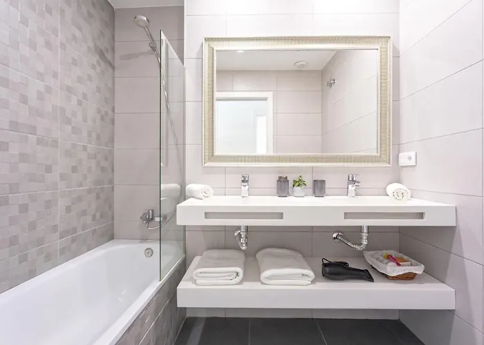 -malagasunapts-centre Pool&parking Bus-train Station